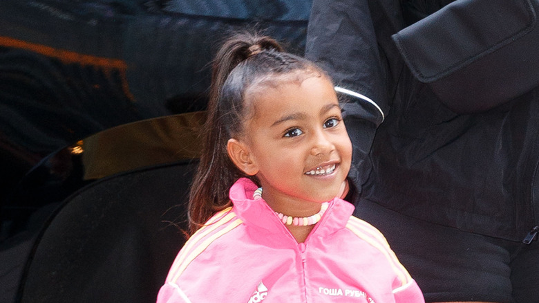 North West porte un survêtement Adidas deux pièces rose