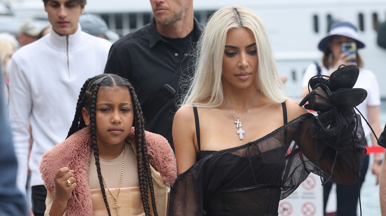 North West aux côtés de sa mère, Kim Kardashian