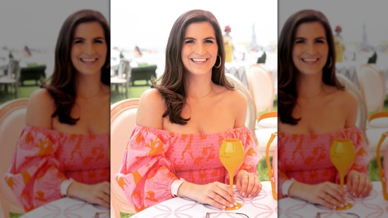 Kaitlan Collins sourit dans une robe d'été à épaules dénudées