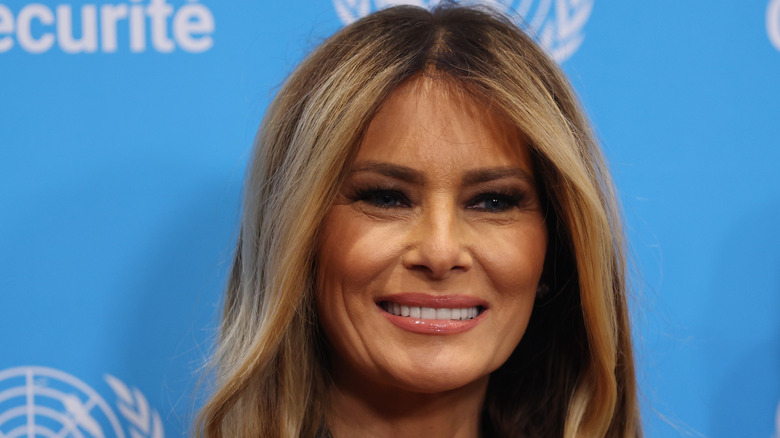 Melania Trump souriante en mars 2026
