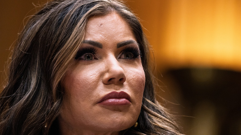 Kristi Noem fronçant les sourcils en janvier 2025