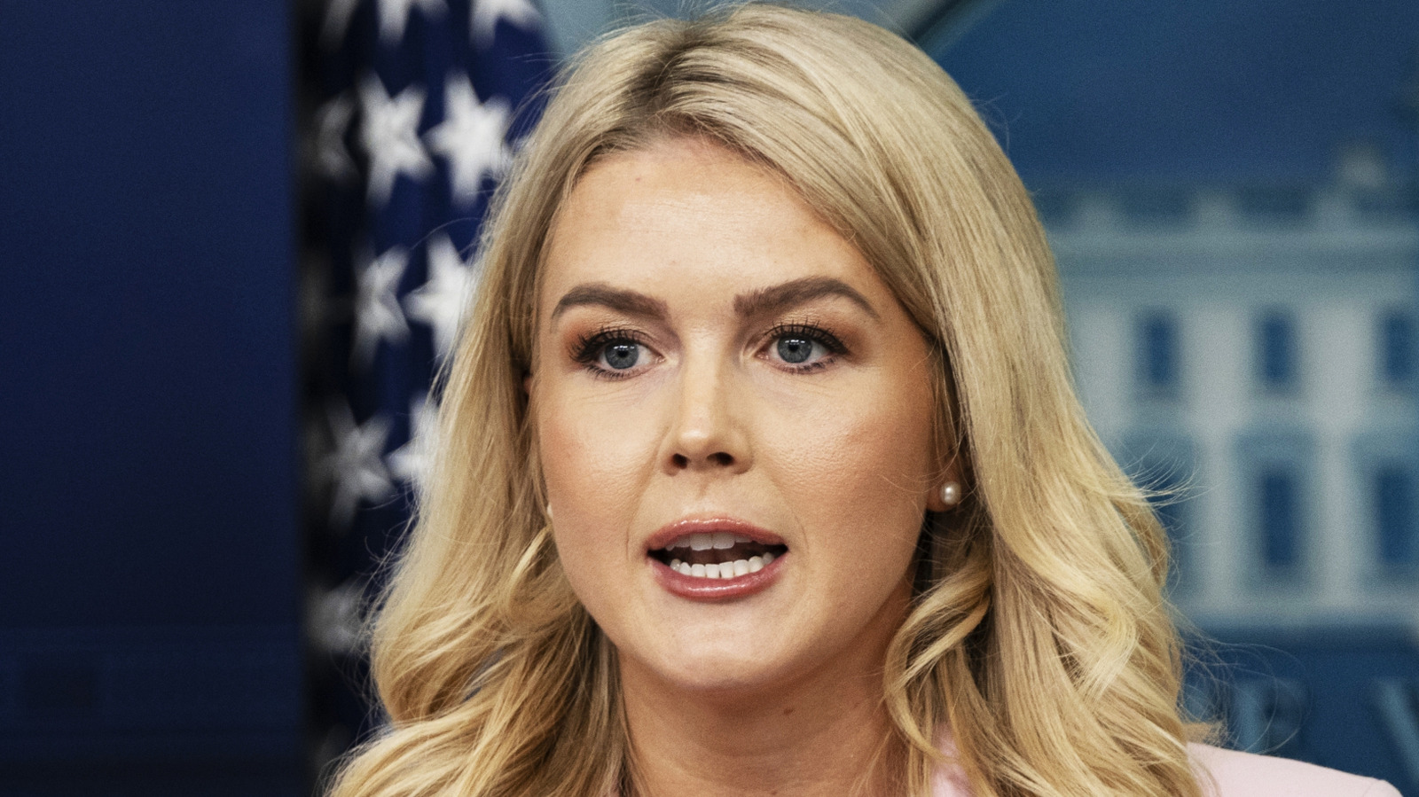 Photos de visages en gros plan de femmes MAGA qui ont exposé leur maquillage pâteux