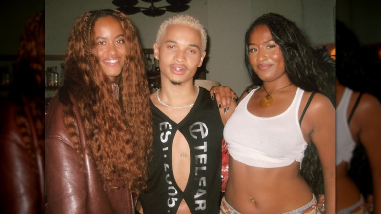 Malia Obama, Destin Conrad et Sasha Obama posent pour une photo