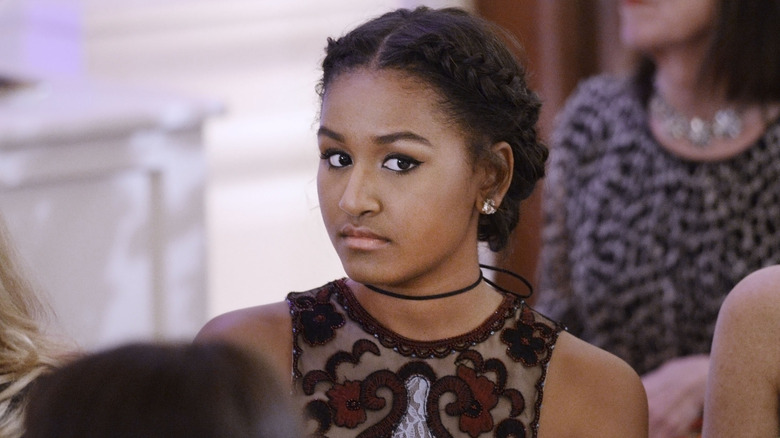 Sasha Obama a l'air confuse dans un tour de cou noir et une robe noire en maille