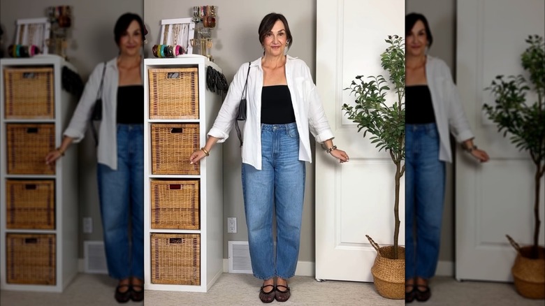 Une femme portant un jean tonneau avec des ballerines en maille