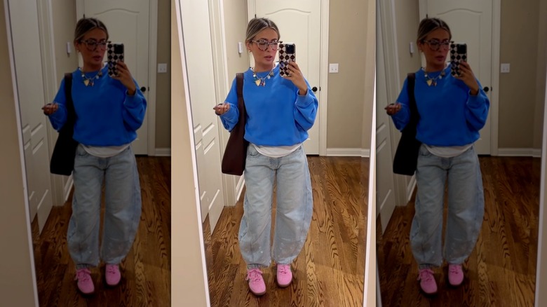 Une femme portant un sweat-shirt bleu, un jean tonneau et des baskets roses