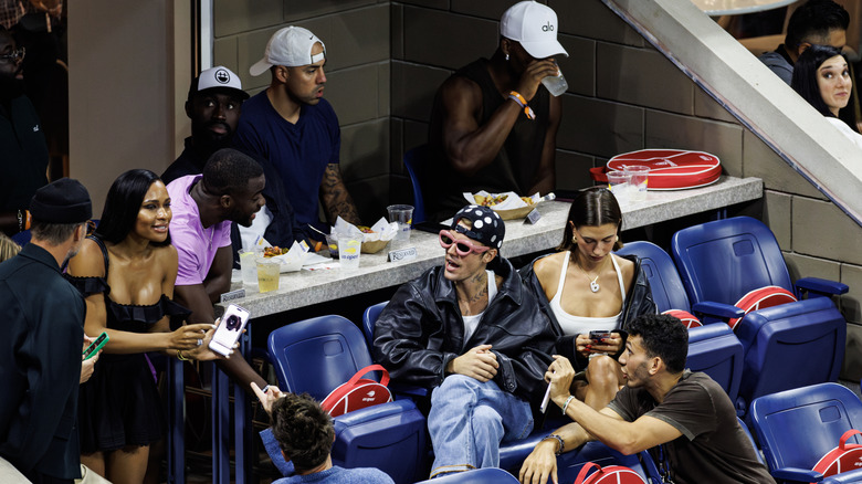 Justin et Hailey Bieber sont rejoints par Frances Tiafoe pour regarder l'Américaine Coco Gauff jouer contre la Belge Elise Mertens au troisième tour de l'US Open au USTA Billie Jean King National Tennis Center le 1er septembre 2023 à New York.