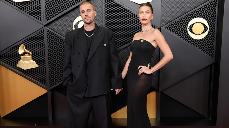 Justin Bieber et Hailey Bieber assistent à la 68e cérémonie des GRAMMY Awards à la Crypto.com Arena le 1er février 2026 à Los Angeles, Californie.