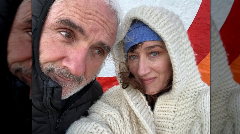 Maria Doyle Kennedy et son mari Kieran tous emmitouflés pour affronter le froid