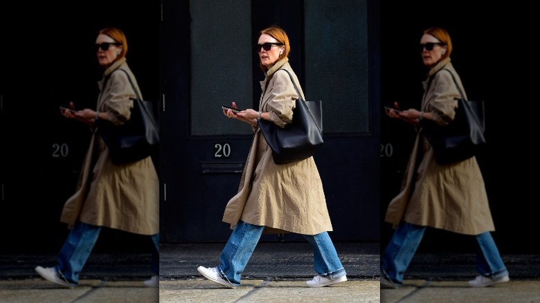 Julianne Moore marchant en jean ample et baskets blanches