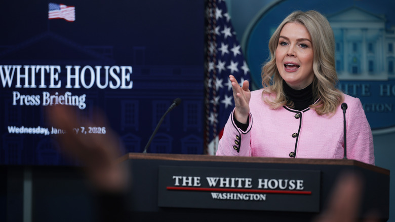 Karoline Leavitt dans une veste rose le 7 janvier 2026 à Washington, DC