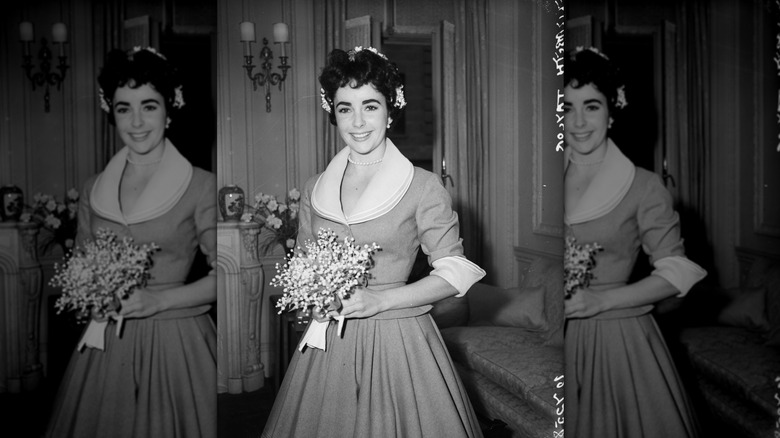 Elizabeth Taylor portant une jupe thé et une veste de costume le jour de son mariage avec Michael Wilding