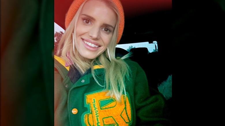 Jessica Simpson souriante dans un selfie