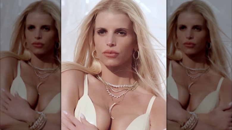 Capture d'écran : images des coulisses de Bustle de Jessica Simpson