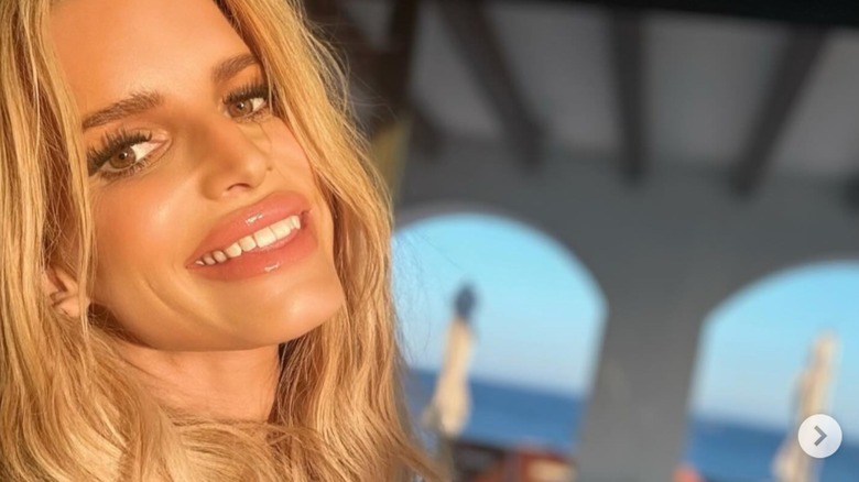 Jessica Simpson souriante avec des lèvres charnues