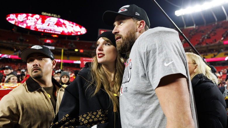 Taylor Swift et Travis Kelce ensemble sur le terrain de football après le Superbowl