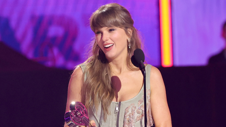 Taylor Swift reçoit un prix aux iHeartRadio Awards