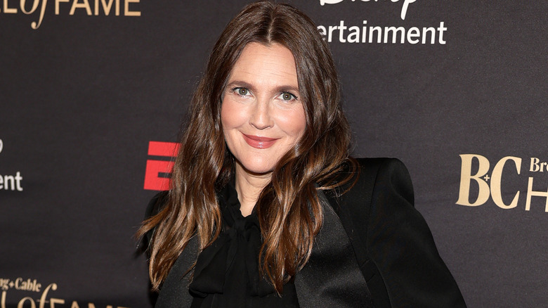 Drew Barrymore sourit sur le tapis rouge en 2025