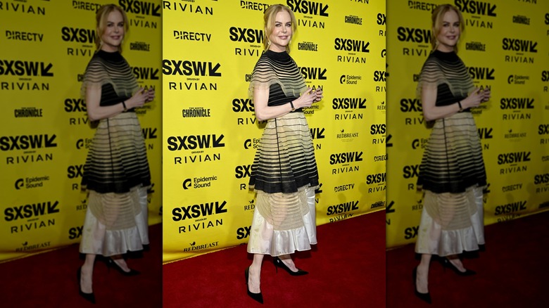 Nicole Kidman posant lors d'un événement SXSW tout en portant une robe à volants et des talons noirs pointus