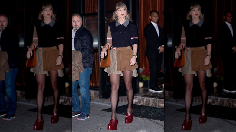 Taylor Swift photographiée à New York portant une tenue preppy avec de gros talons rouges