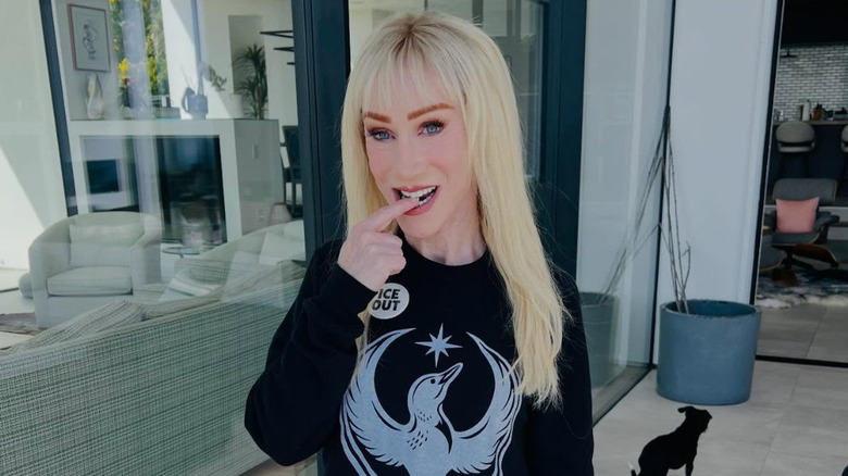 Kathy Griffin se mord le doigt avec des cheveux blonds