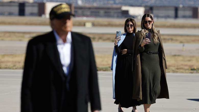 Margo Martin tourne une vidéo de Donald Trump alors qu'il arrive pour un rassemblement électoral à Albuquerque, au Nouveau-Mexique.