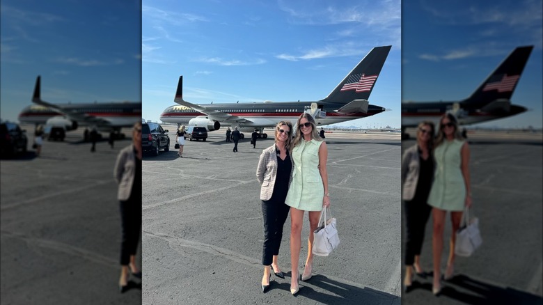 Margo Martin posant avec Meredith O'Rourke devant l'avion de Trump