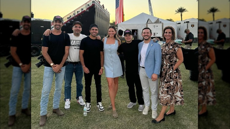 Margo Martin et un groupe d'amis lors d'un événement en plein air