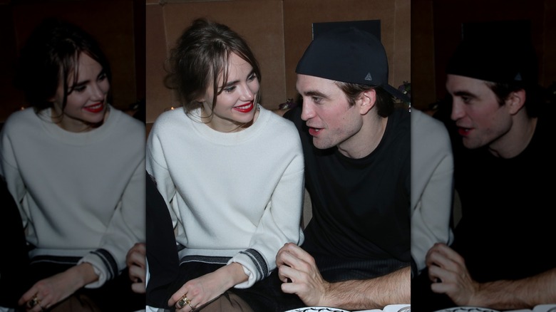 Suki Waterhouse regarde avec adoration Robert Pattinson alors qu'il parle à quelqu'un hors cadre lors d'un dîner de parfums Dior