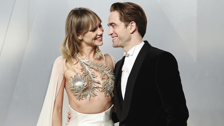 Suki Waterhouse et Robert Pattinson se sourient dans les yeux en posant à la soirée des Oscars de Vanity Fair 2026