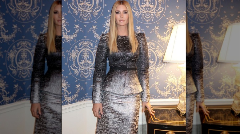Ivanka Trump porte une robe grise scintillante