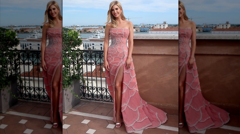 Ivanka Trump porte une robe rose
