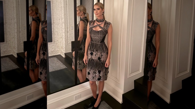 Ivanka Trump porte une robe argentée et noire