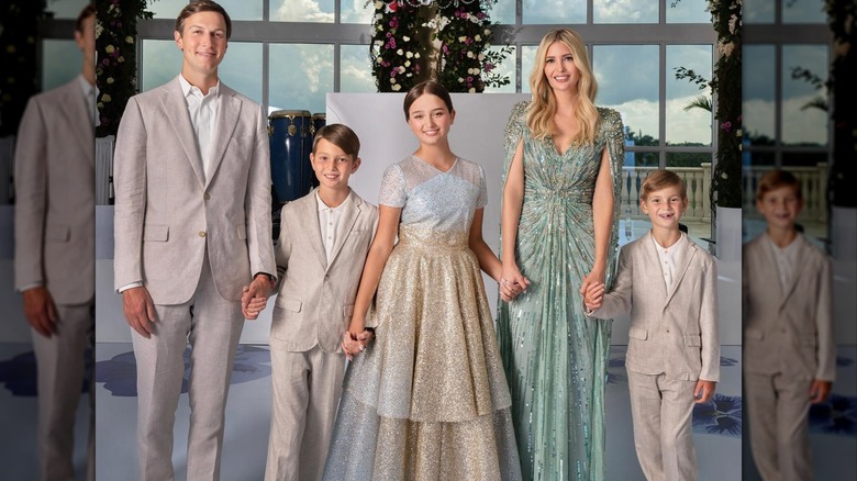 La famille Kushner se tenant la main