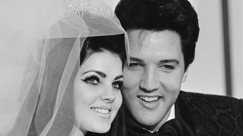 Priscilla et Elvis Presley sourient le jour de leur mariage