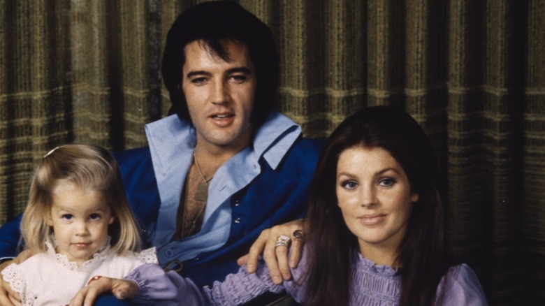 Lisa Marie Presley, Elvis Presley et Priscilla Presley posent pour une photo de famille