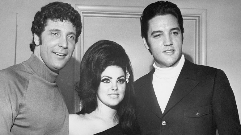 Tom Jones, Priscilla Presley et Elvis Presley posent pour une photo