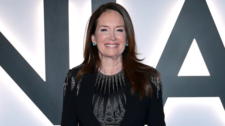 Brooke Rollins en robe noire