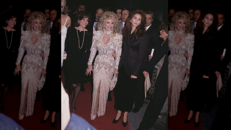 Sally Field, Dolly Parton et Julia Roberts assistent à la première de Steel Magnolias à New York en novembre 1989