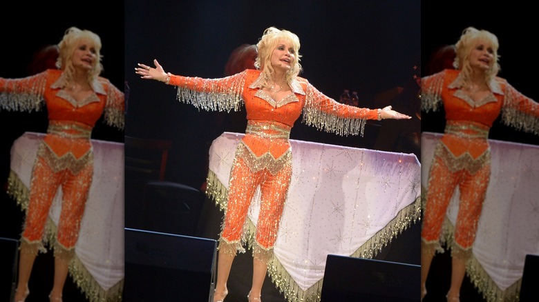 Dolly Parton se produit pour Dolly's Imagination Library et la Fondation Dr Robert F. Thomas, mai 2014