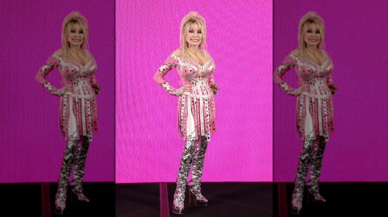 Dolly Parton assiste à la conférence de presse de l'album Dolly Parton au Four Seasons Hotel en 2023