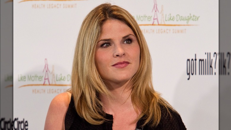 Jenna Bush Hager avec une expression neutre et des cheveux blonds mi-longs en 2011