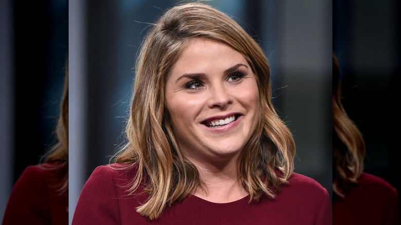 Jenna Bush Hager souriante avec des cheveux bruns mi-longs en 2017