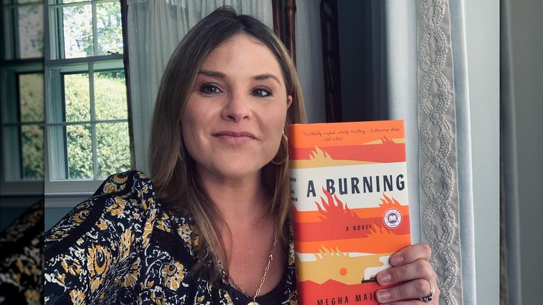 Jenna Bush Hager posant avec un livre en 2020 aux racines sombres