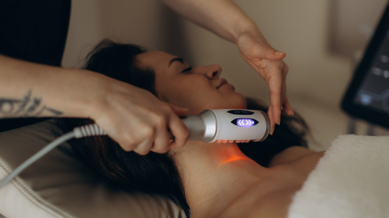 Femme recevant un traitement du cou