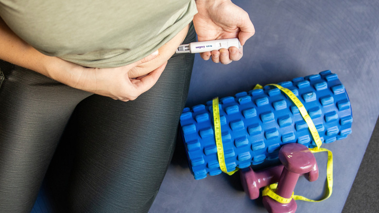 Femme s'injectant du GLP-1