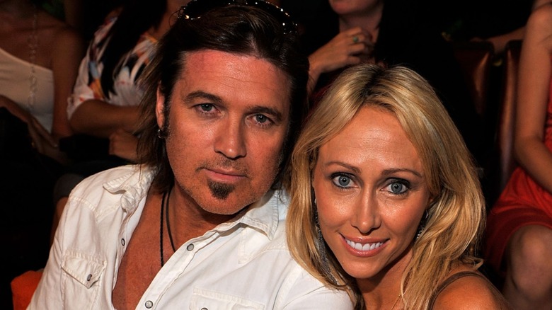 Billy Ray Cyrus assis aux côtés de Tish Cyrus lors d'une cérémonie de remise de prix en 2009