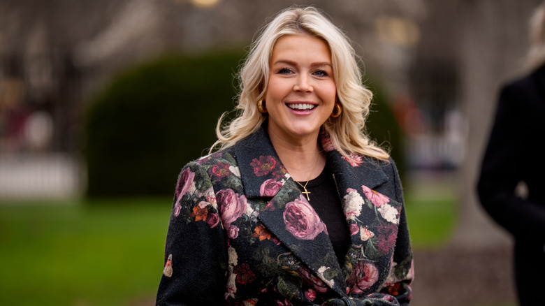 Karoline Leavitt sourit lors d'une interview télévisée en 2026