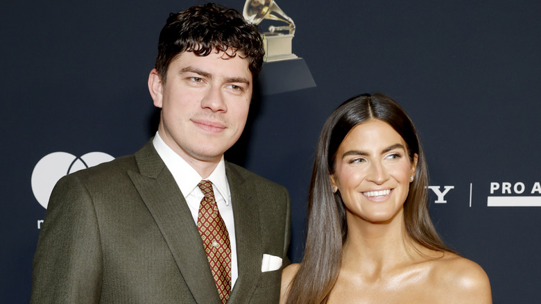 Emilio Madrid posant avec Kaitlan Collins au gala pré-Grammy