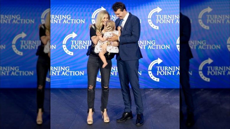 Erika et Charlie Kirk à l'événement Turning Point USA avec leur enfant